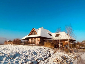 Chata pod strzechą w Beskidach